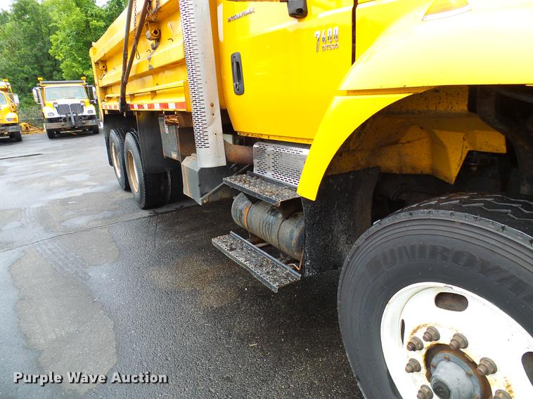 image for item DD8579 2004 International 7400 dump truck