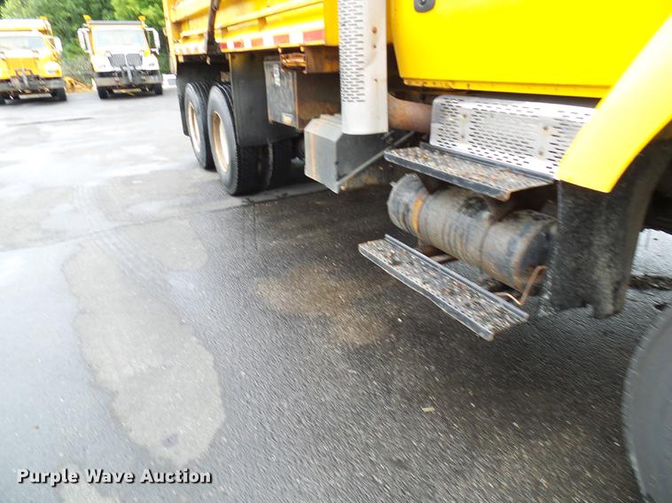 image for item DD8579 2004 International 7400 dump truck