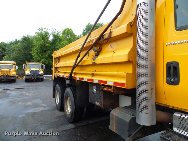 image for item DD8579 2004 International 7400 dump truck