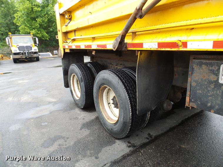 image for item DD8579 2004 International 7400 dump truck