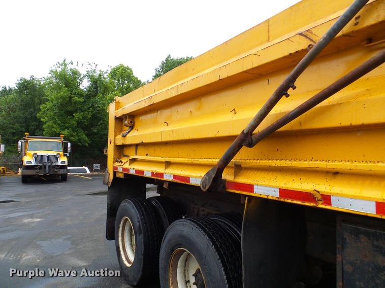 image for item DD8579 2004 International 7400 dump truck