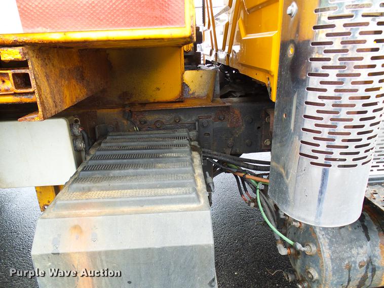 image for item DD8579 2004 International 7400 dump truck