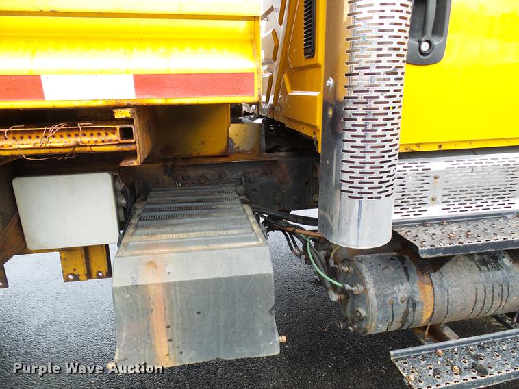 image for item DD8579 2004 International 7400 dump truck