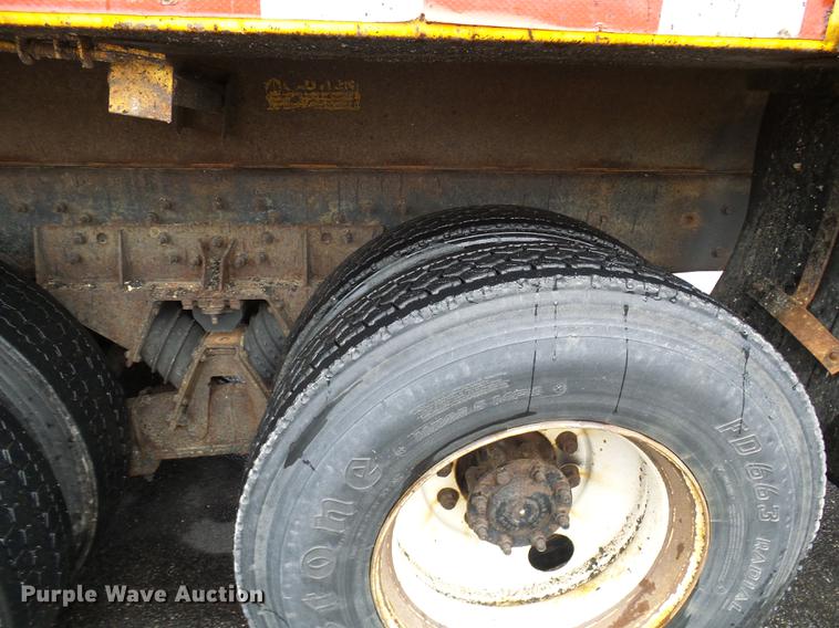 image for item DD8579 2004 International 7400 dump truck