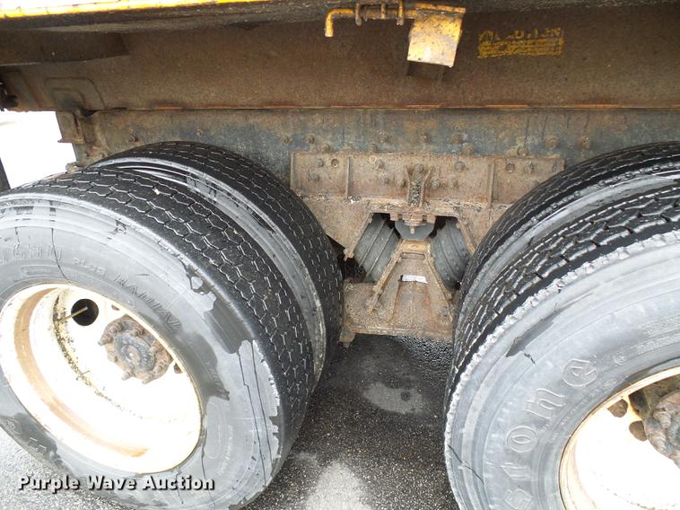 image for item DD8579 2004 International 7400 dump truck