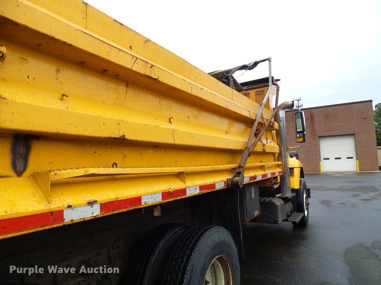 image for item DD8579 2004 International 7400 dump truck