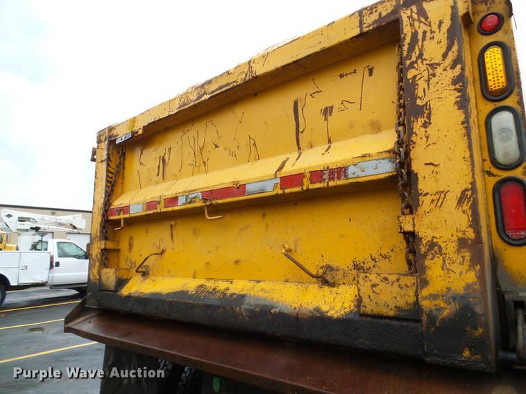 image for item DD8579 2004 International 7400 dump truck