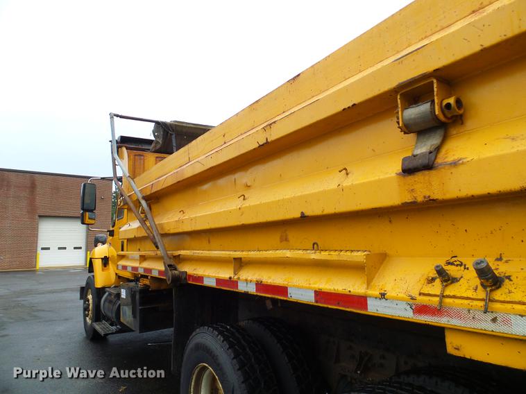 image for item DD8579 2004 International 7400 dump truck