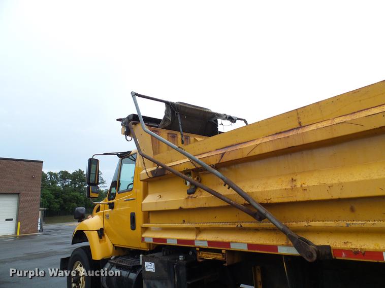 image for item DD8579 2004 International 7400 dump truck