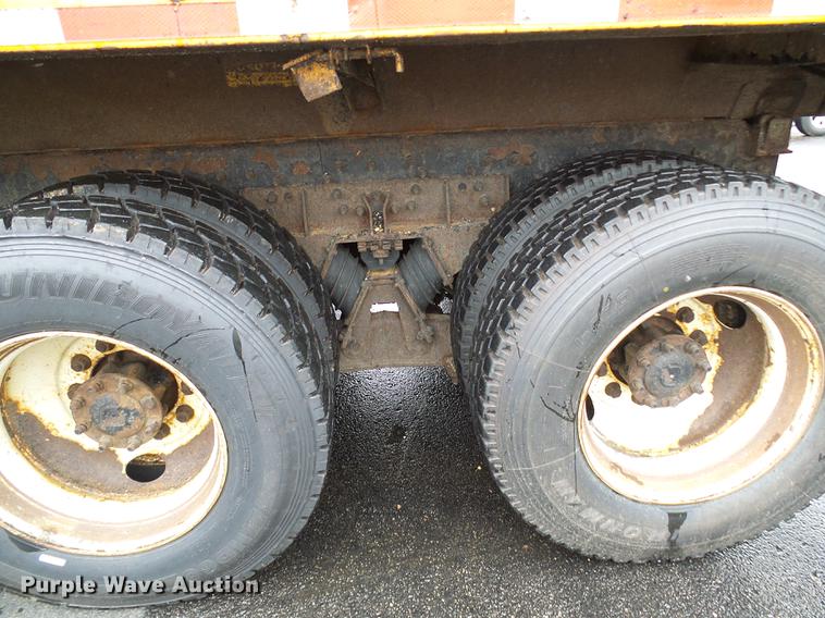 image for item DD8579 2004 International 7400 dump truck