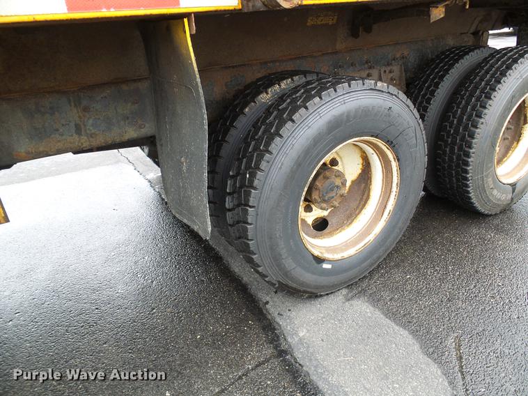 image for item DD8579 2004 International 7400 dump truck