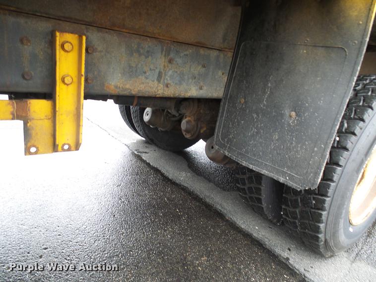 image for item DD8579 2004 International 7400 dump truck