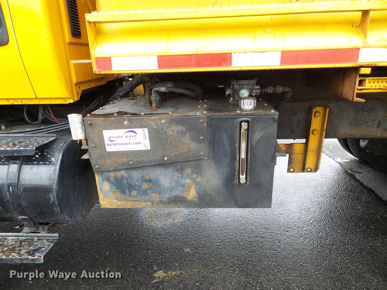 image for item DD8579 2004 International 7400 dump truck