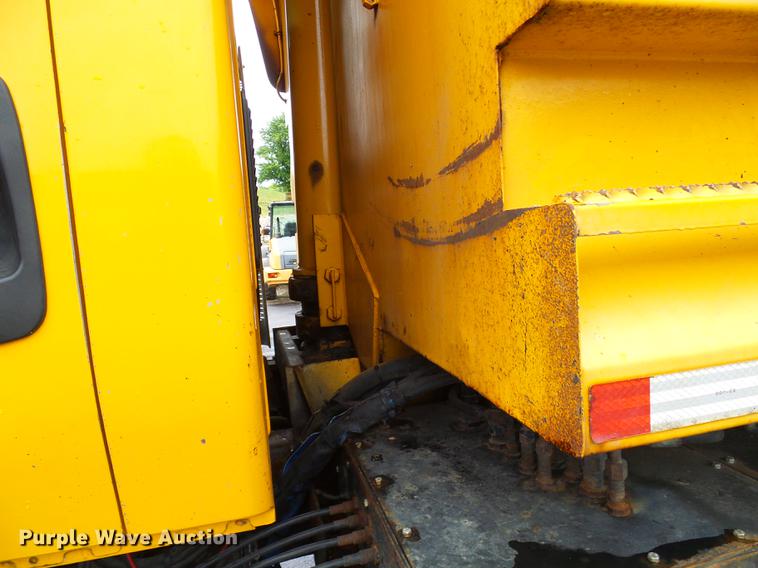 image for item DD8579 2004 International 7400 dump truck