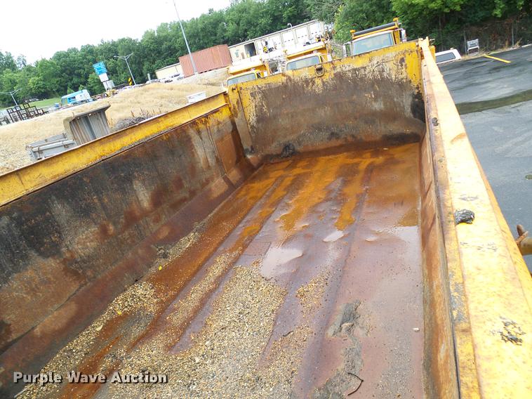 image for item DD8579 2004 International 7400 dump truck