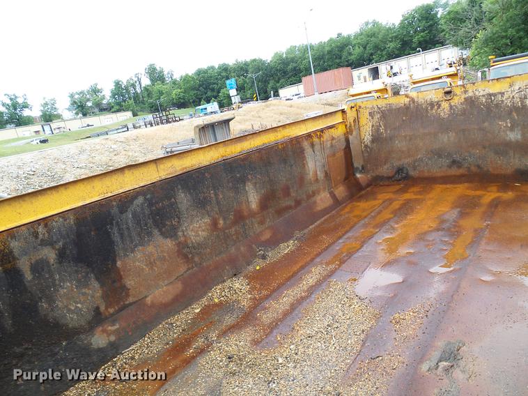 image for item DD8579 2004 International 7400 dump truck