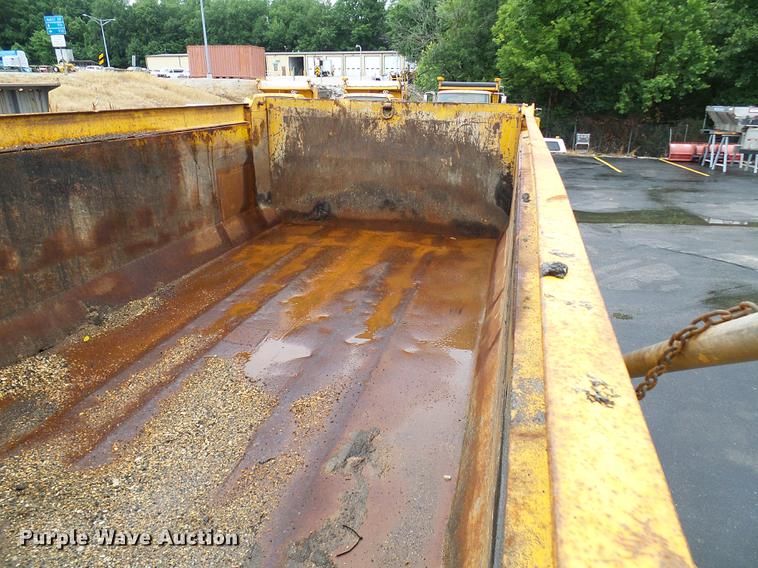 image for item DD8579 2004 International 7400 dump truck