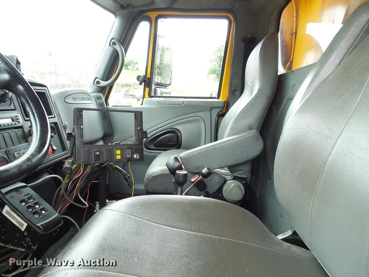 image for item DD8579 2004 International 7400 dump truck