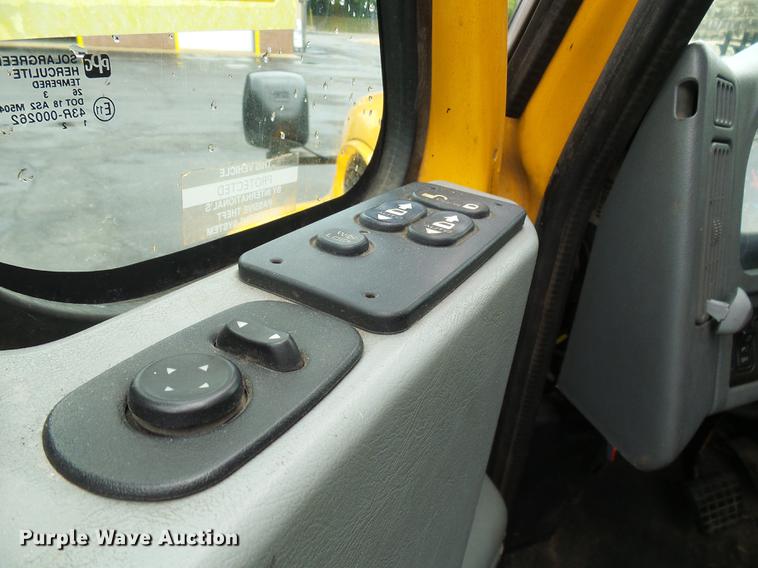 image for item DD8579 2004 International 7400 dump truck