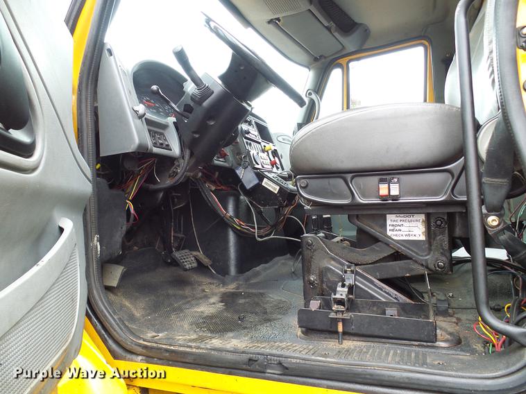 image for item DD8579 2004 International 7400 dump truck