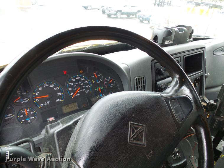 image for item DD8579 2004 International 7400 dump truck