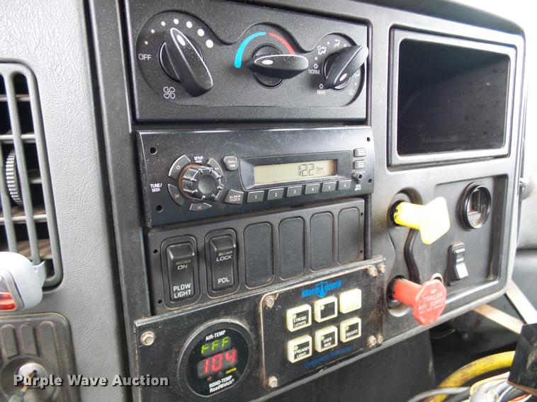 image for item DD8579 2004 International 7400 dump truck