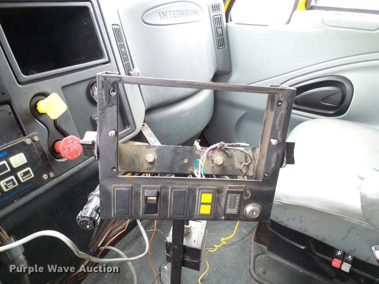 image for item DD8579 2004 International 7400 dump truck