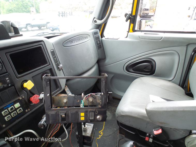 image for item DD8579 2004 International 7400 dump truck