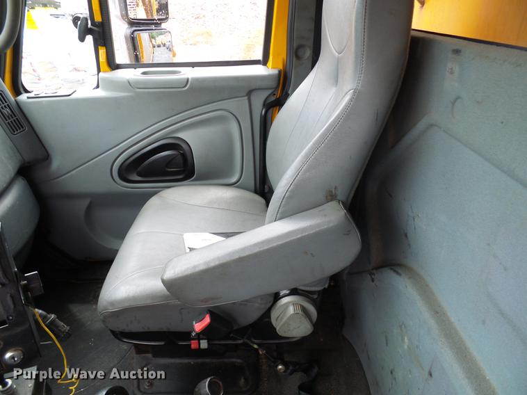 image for item DD8579 2004 International 7400 dump truck