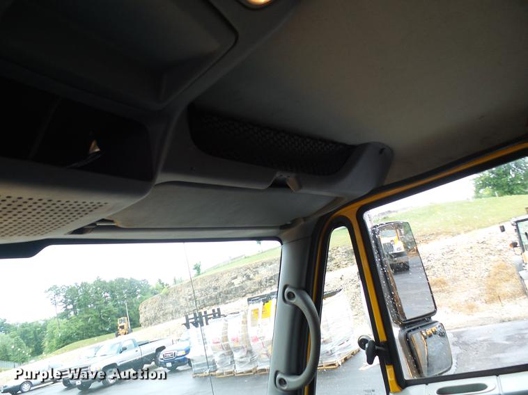 image for item DD8579 2004 International 7400 dump truck