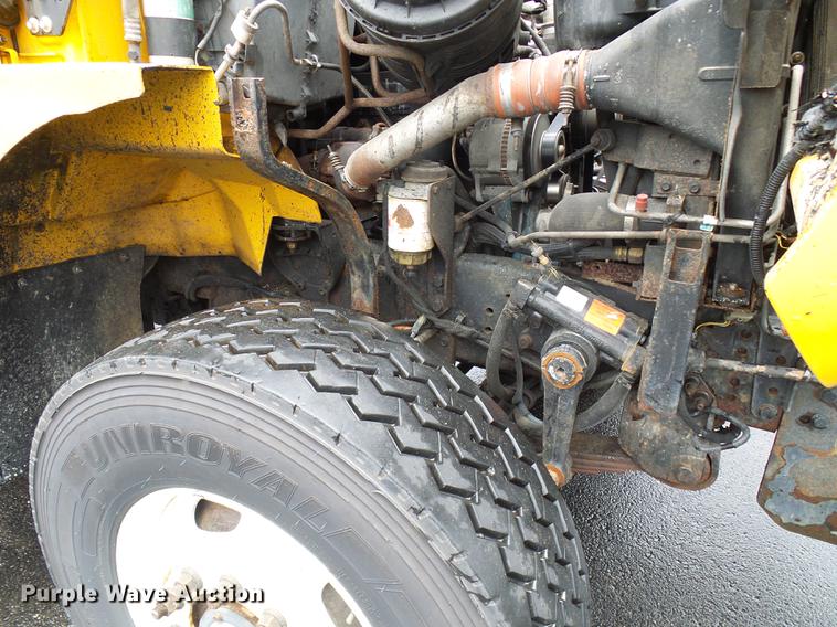 image for item DD8579 2004 International 7400 dump truck