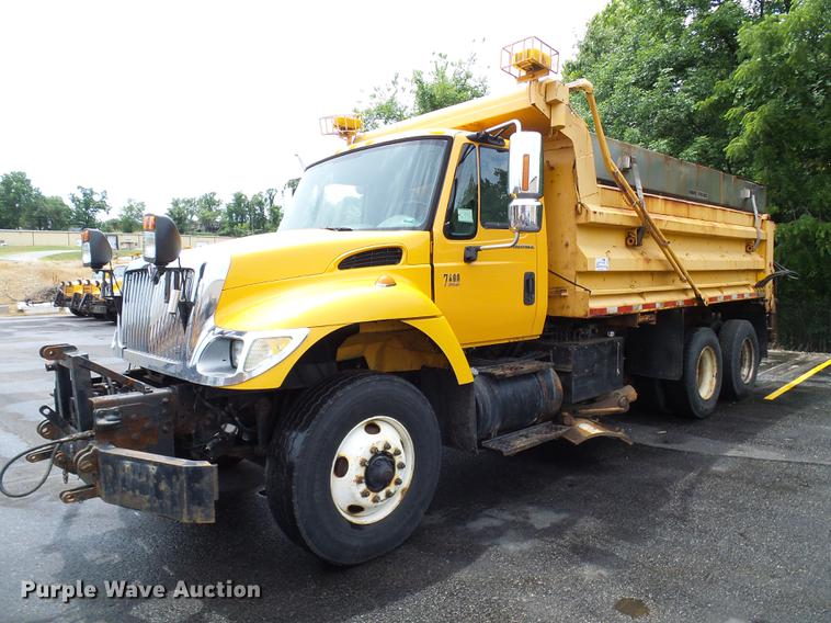 image for item DD8580 2002 International 7400 dump truck