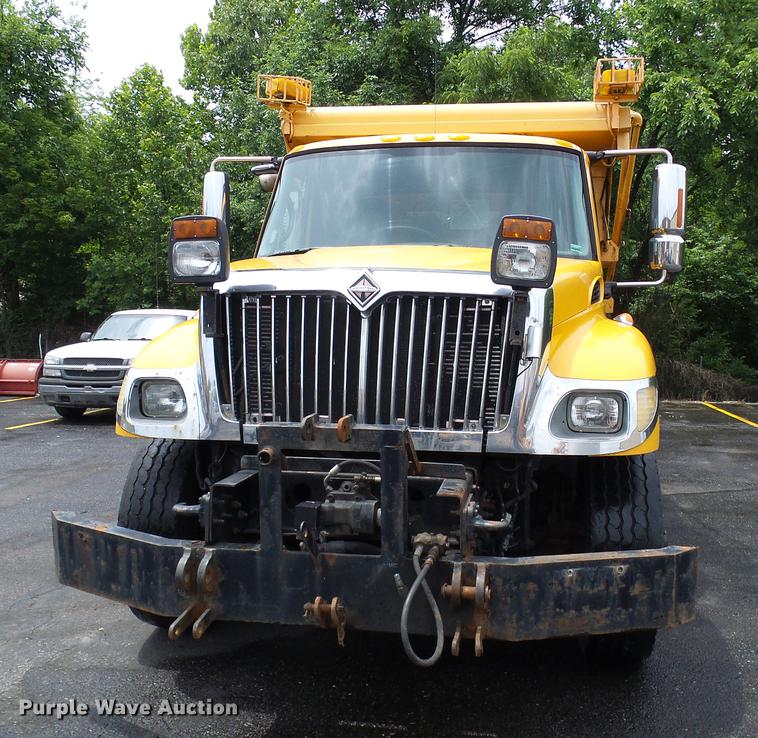 image for item DD8580 2002 International 7400 dump truck