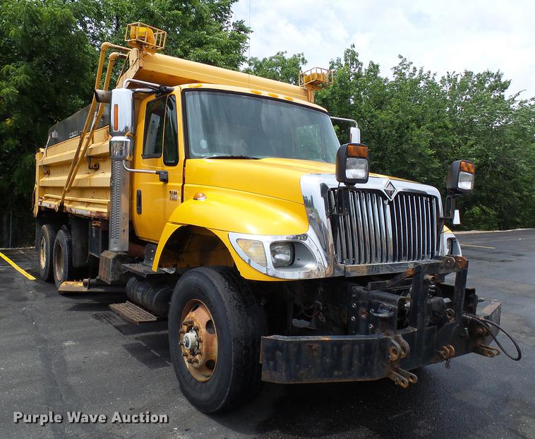 image for item DD8580 2002 International 7400 dump truck