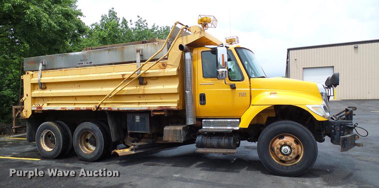 image for item DD8580 2002 International 7400 dump truck