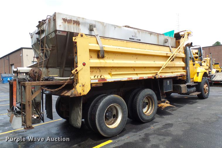 image for item DD8580 2002 International 7400 dump truck