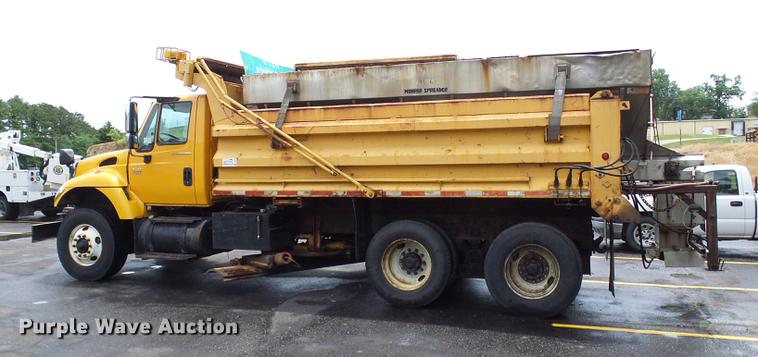 image for item DD8580 2002 International 7400 dump truck