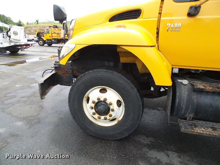 image for item DD8580 2002 International 7400 dump truck