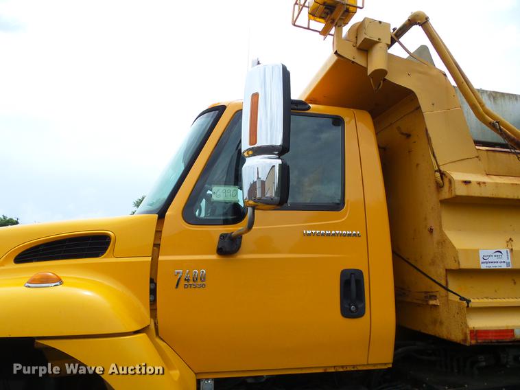 image for item DD8580 2002 International 7400 dump truck
