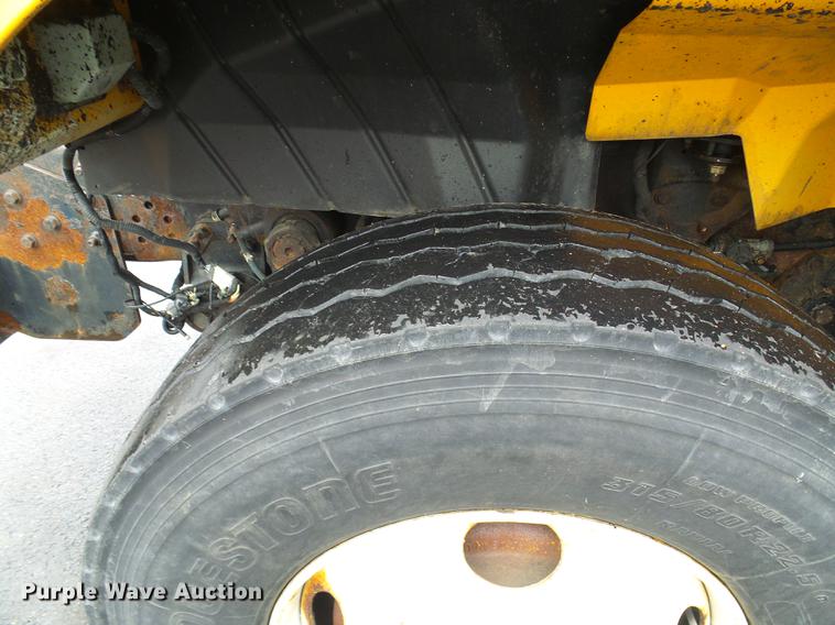 image for item DD8580 2002 International 7400 dump truck