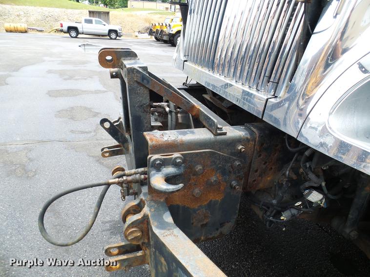 image for item DD8580 2002 International 7400 dump truck