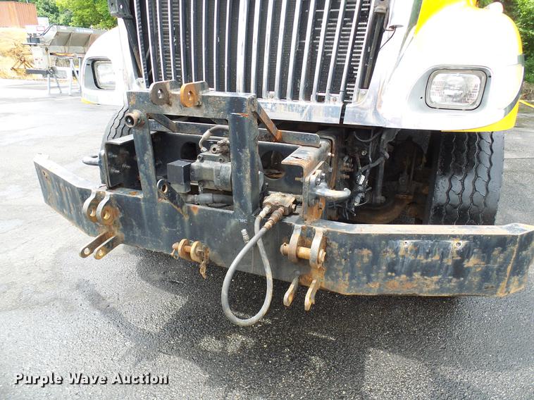 image for item DD8580 2002 International 7400 dump truck