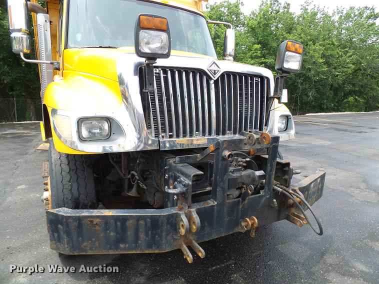image for item DD8580 2002 International 7400 dump truck