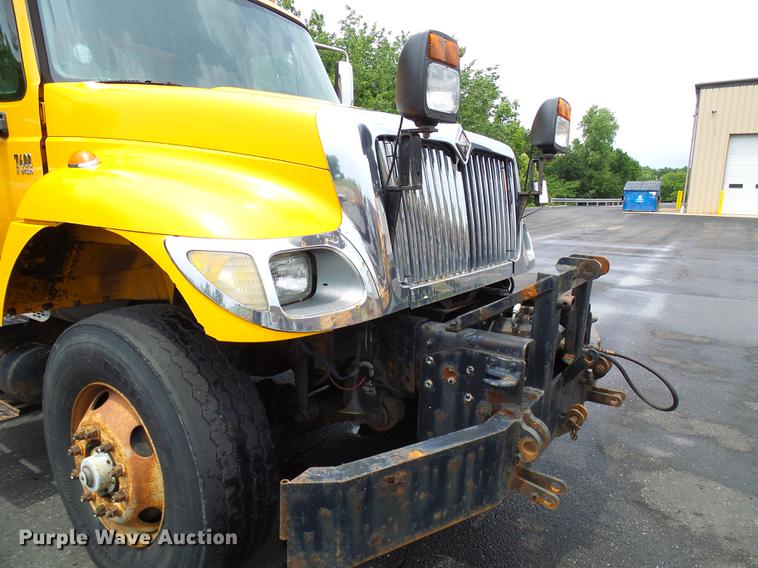 image for item DD8580 2002 International 7400 dump truck