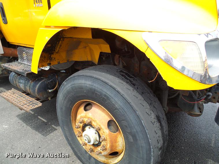 image for item DD8580 2002 International 7400 dump truck