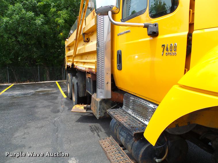 image for item DD8580 2002 International 7400 dump truck