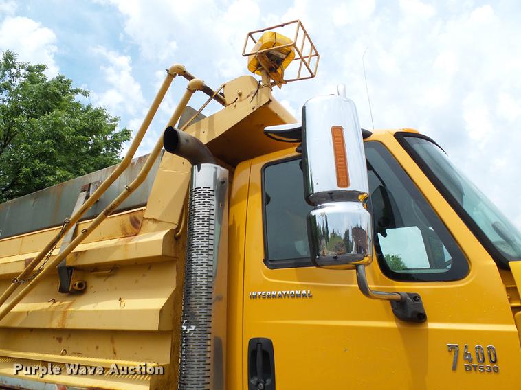 image for item DD8580 2002 International 7400 dump truck