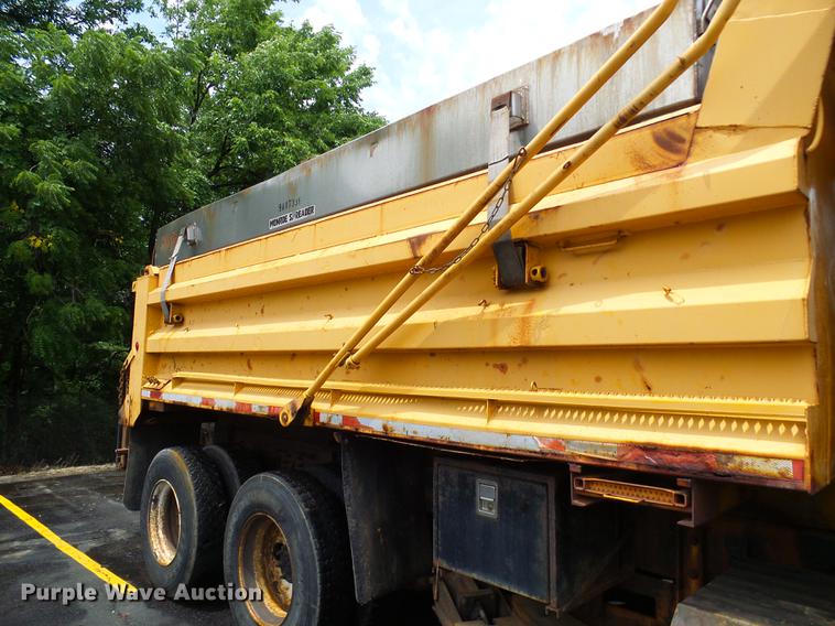 image for item DD8580 2002 International 7400 dump truck