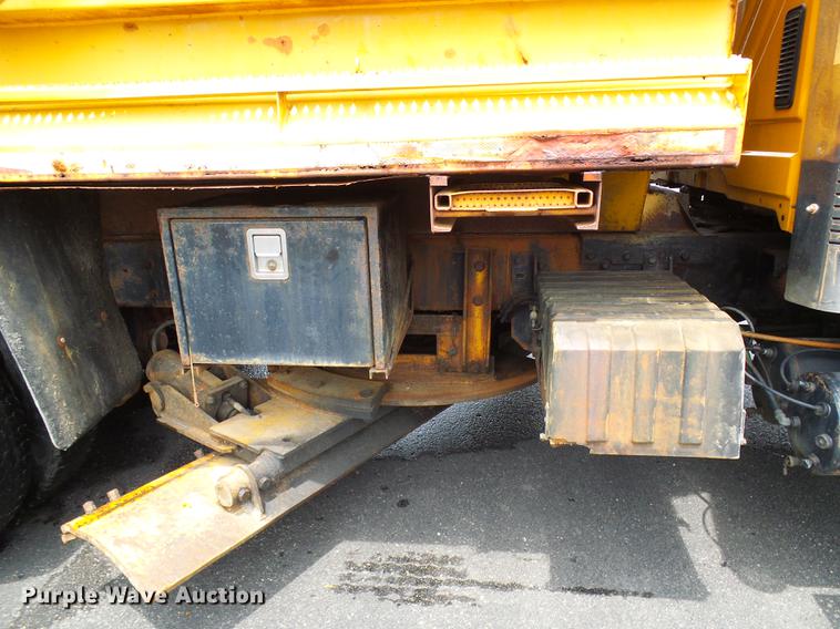 image for item DD8580 2002 International 7400 dump truck