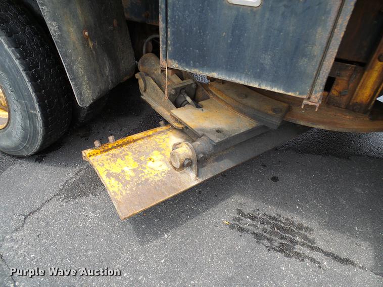 image for item DD8580 2002 International 7400 dump truck